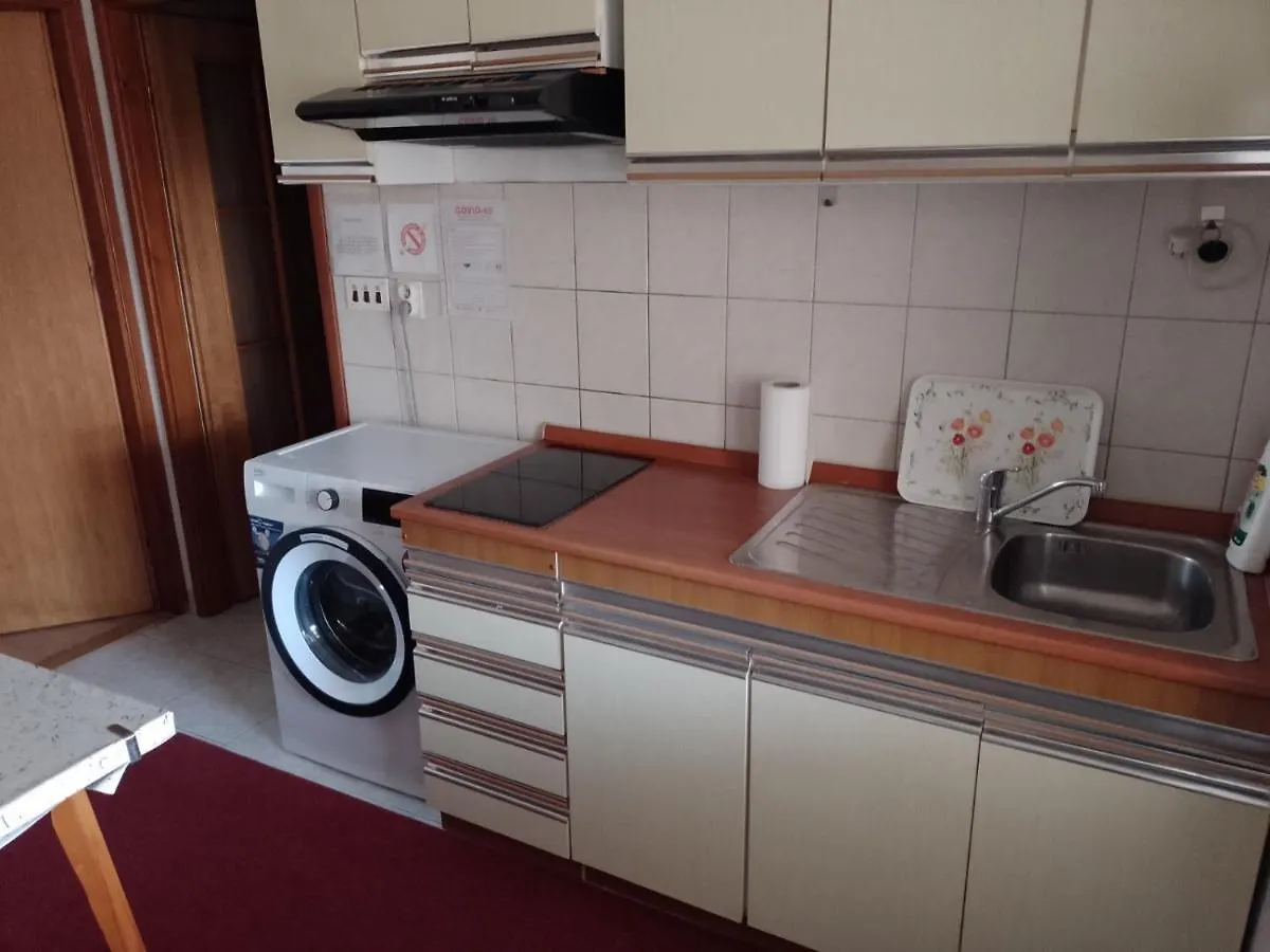 Studio Apartman Nina contacts